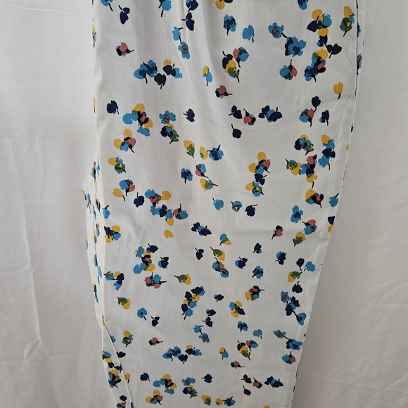 Kate & Mallory White Floral Cropped Pants - Picture 1 of 3